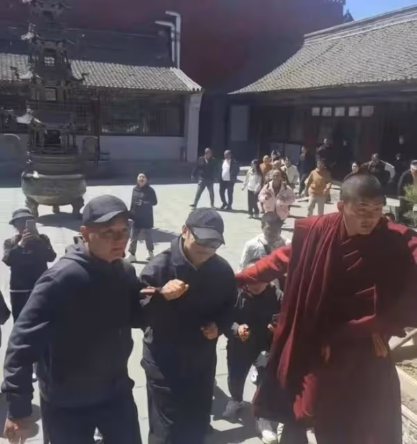 李連杰五台山禮佛,髒兮兮的,走路艱難需攙扶!林虎大師親自接待