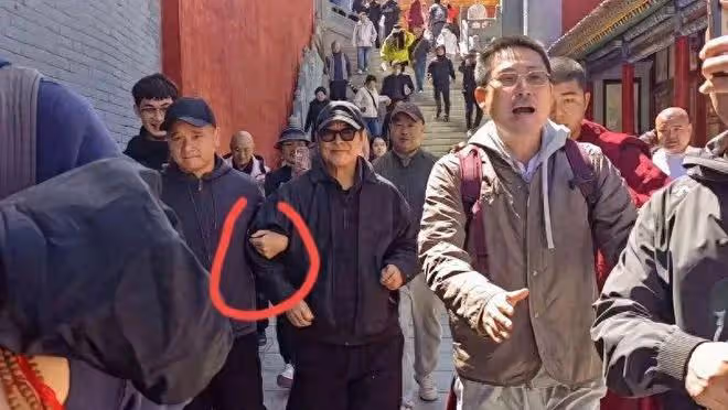 李連杰五台山禮佛,髒兮兮的,走路艱難需攙扶!林虎大師親自接待