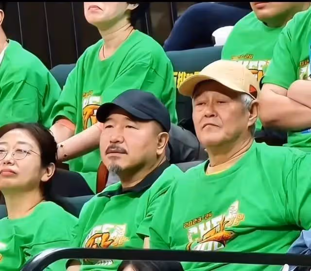 霸氣!66歲趙本山現身cba觀戰,穿紫色褲子太吸睛,全程表情亮了