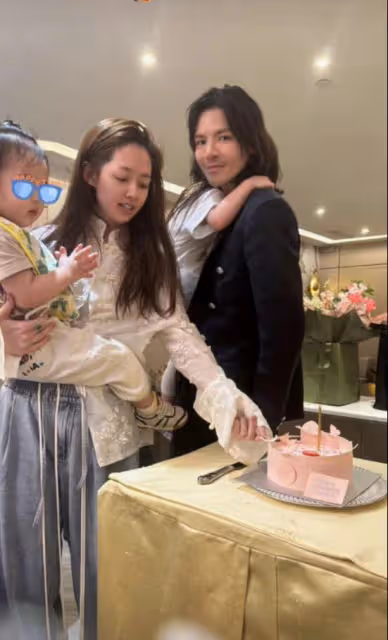 向佐曬全家照，小奶皇如翻版向太，郭碧婷單手抱3歲兒子臂力驚人