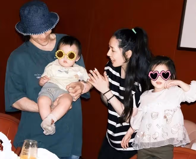 向佐曬全家照，小奶皇如翻版向太，郭碧婷單手抱3歲兒子臂力驚人