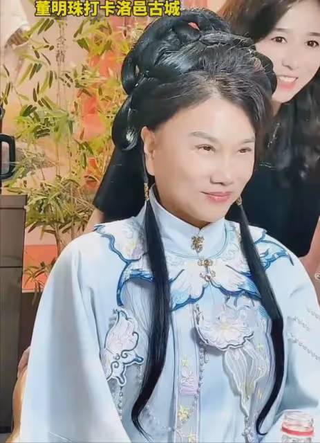 董明珠現身洛陽穿漢服,69歲嬌俏羞澀如少女,王自如眼神引熱議!