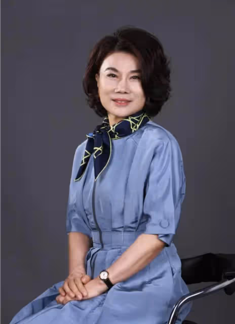 董明珠現身洛陽穿漢服,69歲嬌俏羞澀如少女,王自如眼神引熱議!