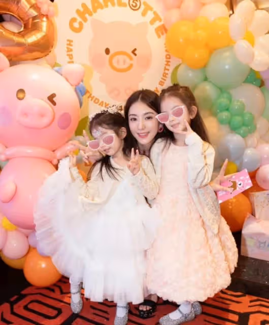 方媛曬母親節溫馨瞬間,家庭和諧美滿,母女同框顯貴氣