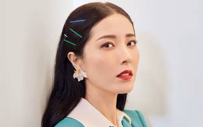 曾黎王子鳴拉麵館被拍,低調戀情曝光,電動車出行引關注