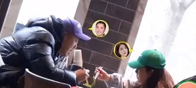 曾黎王子鳴拉麵館被拍,低調戀情曝光,電動車出行引關注