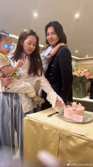 向佐曬全家福慶母親節，女兒高顏值隨媽媽，兒子留長發扎揪揪超萌