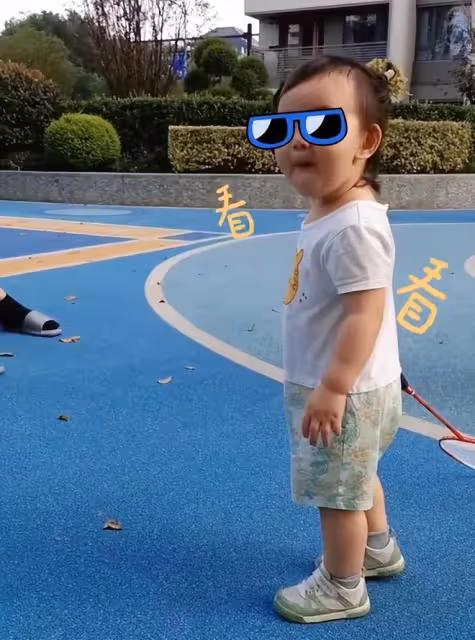 向佐曬全家福慶母親節，女兒高顏值隨媽媽，兒子留長發扎揪揪超萌