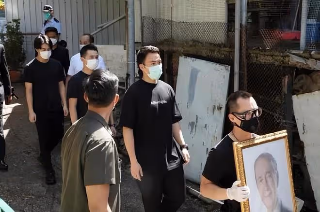 何猷啟當選東華三院副主席，與姐姐何超瓊合作，發展家族企業