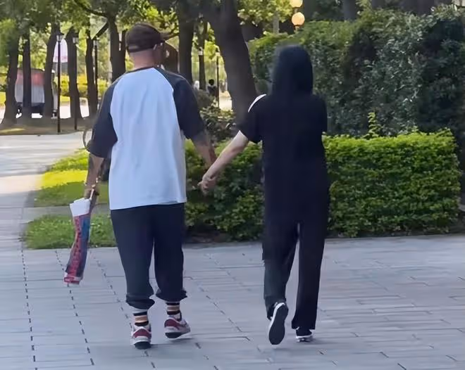 大S具俊曄手工潮牌包包店開業，用穿過的牛仔褲，做了很多手提袋