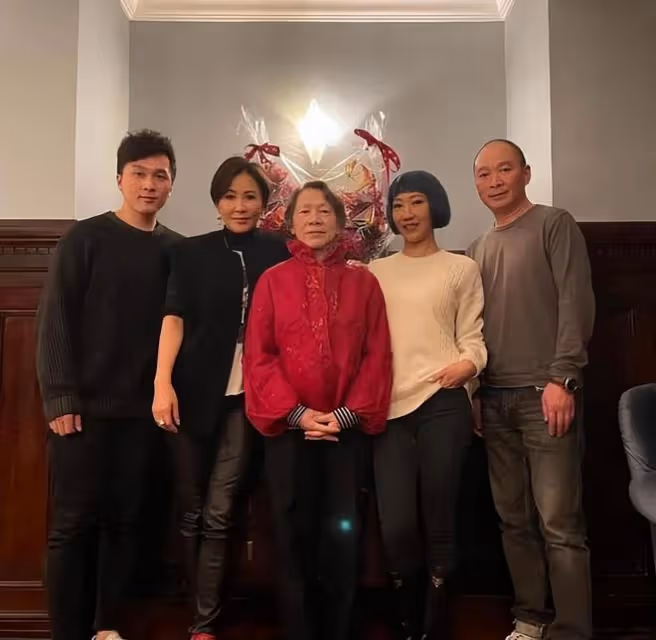 劉嘉玲給母親王馥梅送母親節祝福,分享母女舊照片表達感激之情