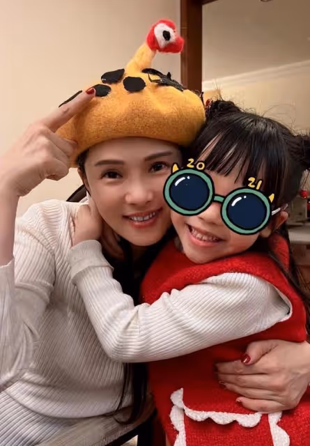 伊能靜母親節女兒贈繪畫,兒子送祝福,秦昊發8888大紅包 