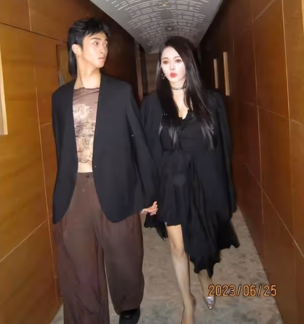 伊能靜母親節女兒贈繪畫,兒子送祝福,秦昊發8888大紅包 