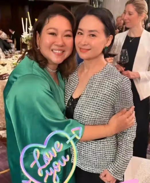 何超瓊和三個乾女兒過母親節,豪門大家庭聚會,瓊姐笑容燦爛開心