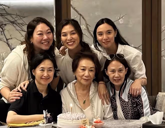 何超瓊和三個乾女兒過母親節,豪門大家庭聚會,瓊姐笑容燦爛開心