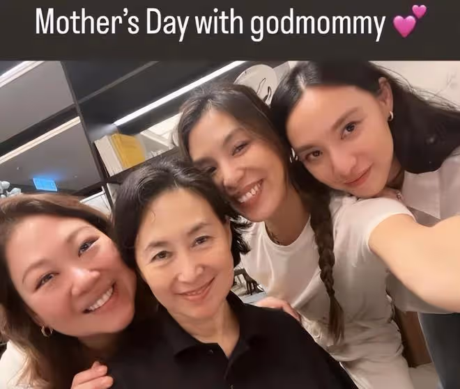何超瓊和三個乾女兒過母親節,豪門大家庭聚會,瓊姐笑容燦爛開心