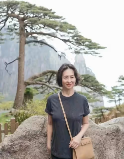 何超瓊和三個乾女兒過母親節,豪門大家庭聚會,瓊姐笑容燦爛開心