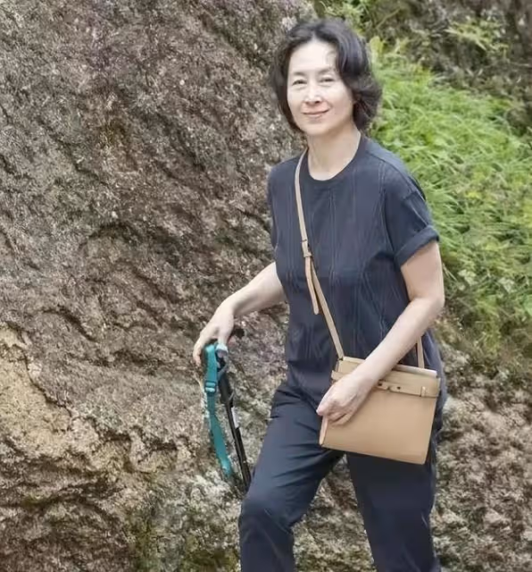 何超瓊和三個乾女兒過母親節,豪門大家庭聚會,瓊姐笑容燦爛開心