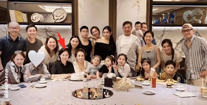 何超瓊和三個乾女兒過母親節,豪門大家庭聚會,瓊姐笑容燦爛開心