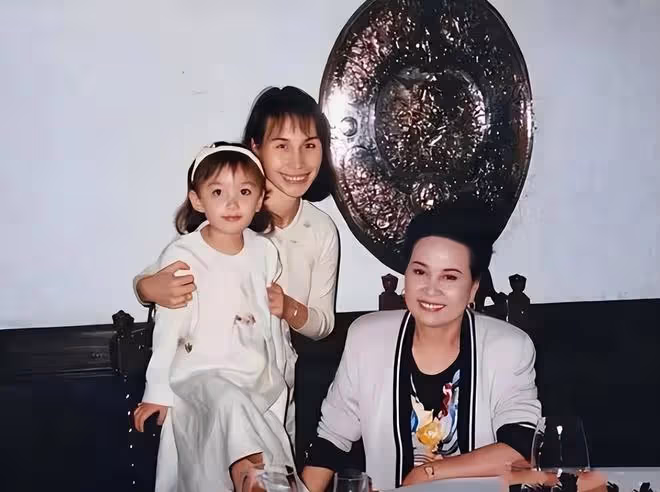 何超瓊和三個乾女兒過母親節,豪門大家庭聚會,瓊姐笑容燦爛開心
