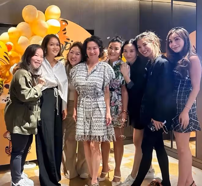 何超瓊和三個乾女兒過母親節,豪門大家庭聚會,瓊姐笑容燦爛開心