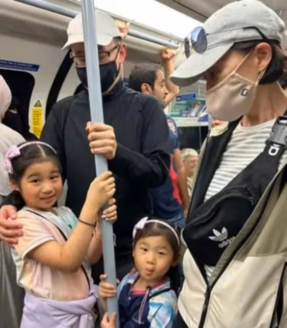 何超瓊和三個乾女兒過母親節,豪門大家庭聚會,瓊姐笑容燦爛開心
