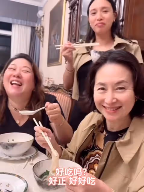 何超瓊和三個乾女兒過母親節,豪門大家庭聚會,瓊姐笑容燦爛開心