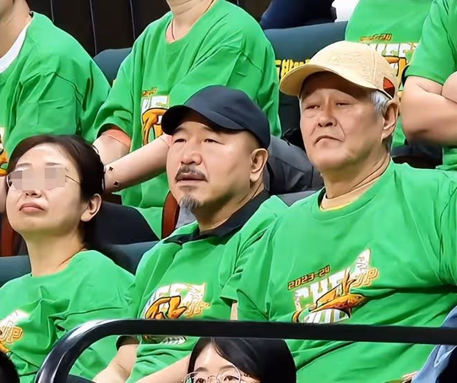 66歲趙本山現身cba觀戰!穿紫色褲子太吸睛,全程表情亮了!