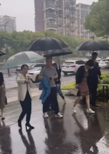 楊冪父母現身蘇州看樓盤,楊母穿緊身裙拎愛馬仕,身材比女兒更絕