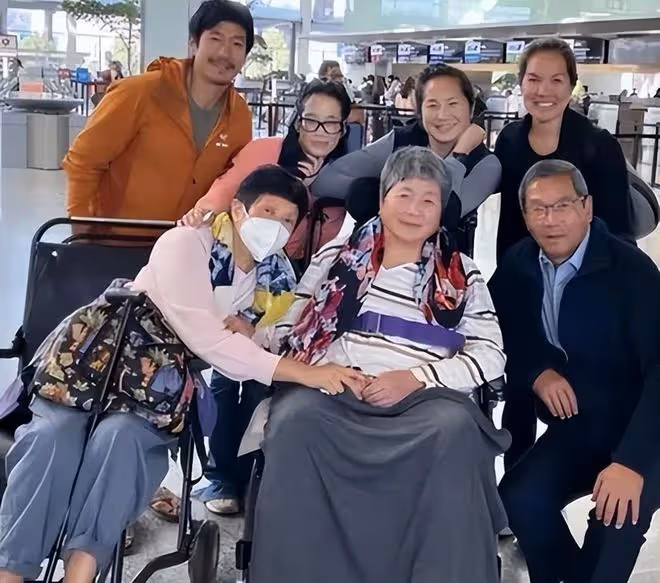 痛心!78歲鄭佩佩晚年悽慘,病痛纏身坐輪椅,兒媳眾籌36萬治癌症
