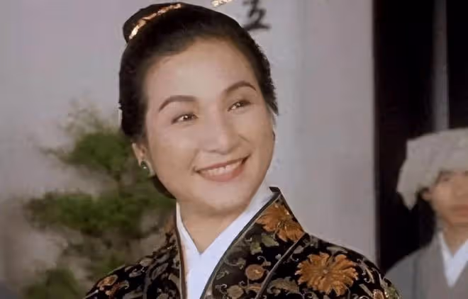 痛心!78歲鄭佩佩晚年悽慘,病痛纏身坐輪椅,兒媳眾籌36萬治癌症