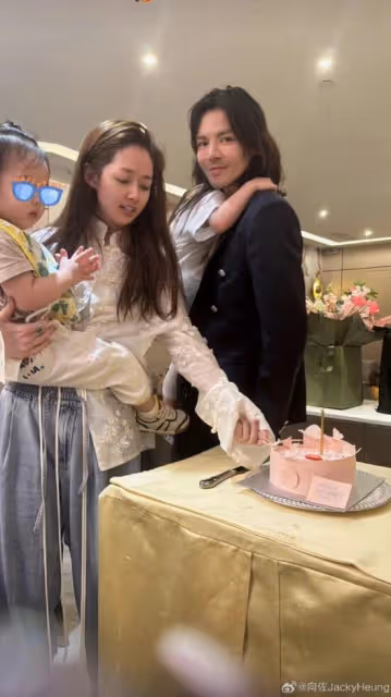 向佐曬全家聚會,小奶皇如翻版向太,郭碧婷單手抱3歲兒子臂力驚人
