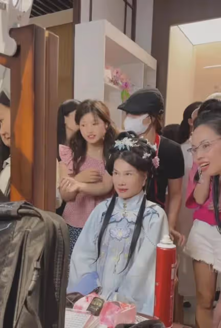 70歲董明珠現身洛陽,和路人萌娃飛吻,穿漢服逛古城,被贊小女人