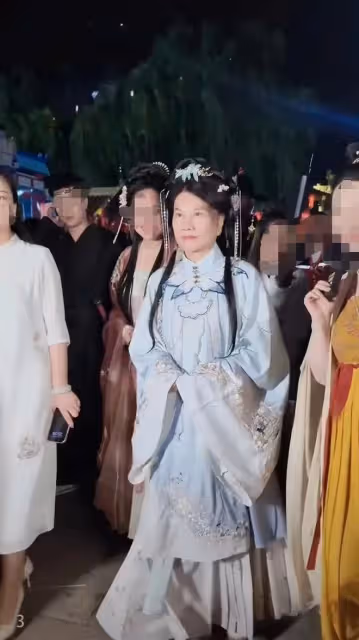 70歲董明珠現身洛陽,和路人萌娃飛吻,穿漢服逛古城,被贊小女人