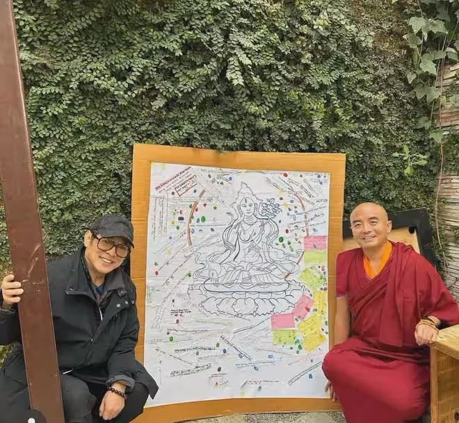 排面!61歲的李連杰現身五台山,有人攙扶和開路,住持親自迎接!