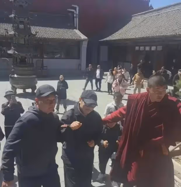 排面!61歲的李連杰現身五台山,有人攙扶和開路,住持親自迎接!