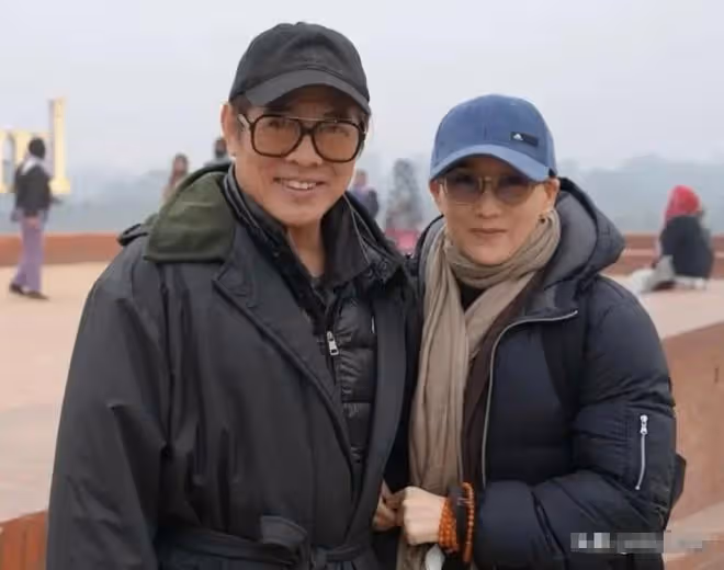排面!61歲的李連杰現身五台山,有人攙扶和開路,住持親自迎接!