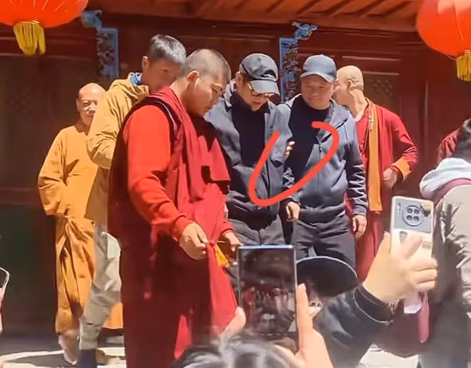 排面!61歲的李連杰現身五台山,有人攙扶和開路,住持親自迎接!