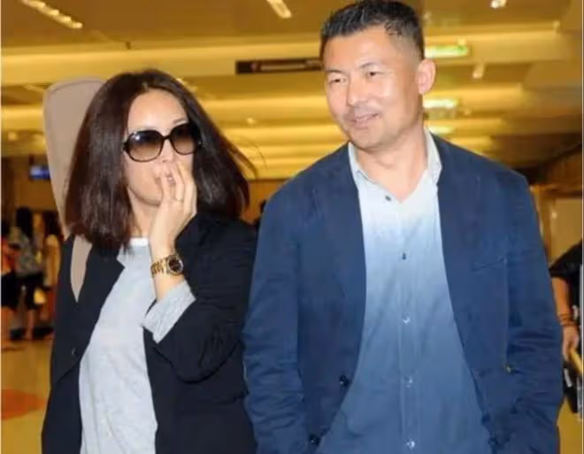 那英老公孟桐參加港圈聚會,和張智霖袁詠儀同框,頭髮花白很搶鏡