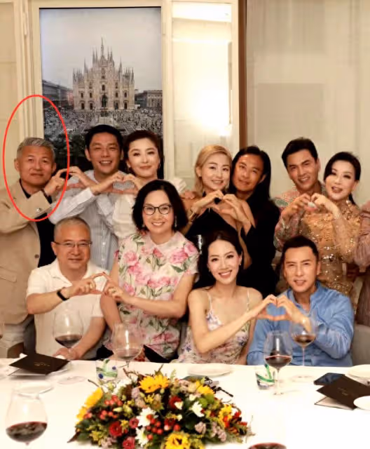 那英老公孟桐參加港圈聚會,和張智霖袁詠儀同框,頭髮花白很搶鏡