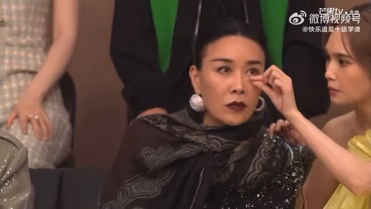那英《歌手》緊張到「魂沒了」  假睫毛掉了聽楊丞琳的話許願