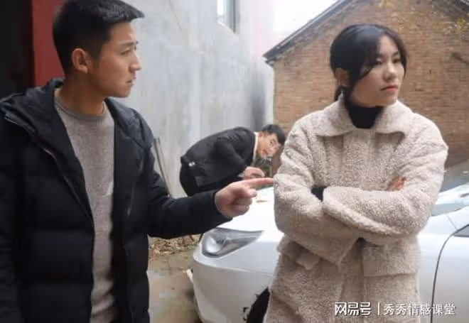 父親去世後,我每月給繼母1000塊錢,我離婚後她做出讓我不懂的事