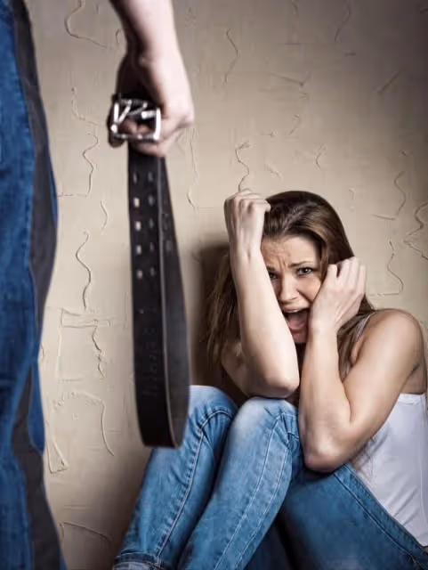 十年婚姻未育,丈夫外遇把妻子打進醫院,婆婆護短:怪兒媳不能生