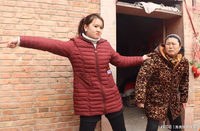 女兒怒斥老家賊,花錢雇親媽照顧月子,卻拿孩子金鎖給孫子