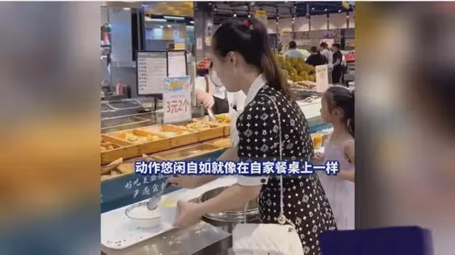 超市提供免費喝粥,女子帶著孩子天天來喝:很無奈,只能任由她來