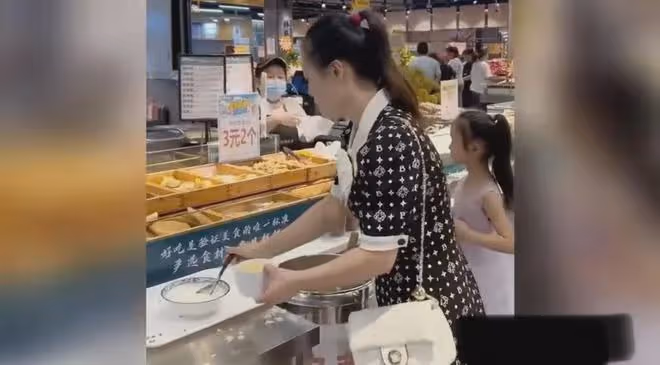 超市提供免費喝粥,女子帶著孩子天天來喝:很無奈,只能任由她來