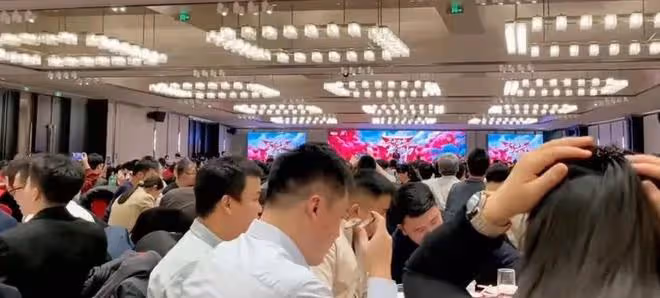 怎能不受忌憚?俞敏洪講話下面都在閒聊,董宇輝一出來都起立歡呼