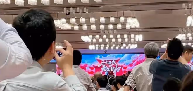 怎能不受忌憚?俞敏洪講話下面都在閒聊,董宇輝一出來都起立歡呼