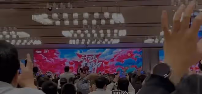 怎能不受忌憚?俞敏洪講話下面都在閒聊,董宇輝一出來都起立歡呼