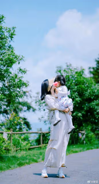 張傑小女兒滿3歲，謝娜罕曬母女合照，把小咘芽抱懷裡親吻好有愛